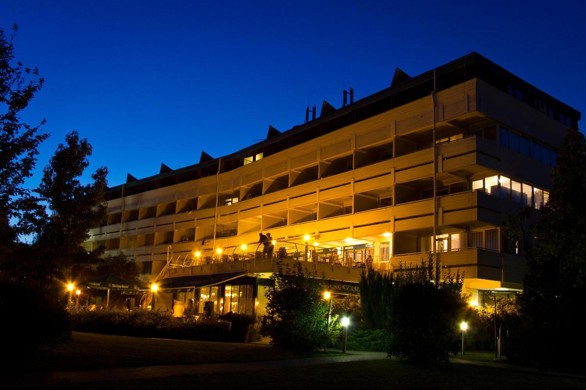 Hotel Marina Port بالاتونكينيشي المظهر الخارجي الصورة